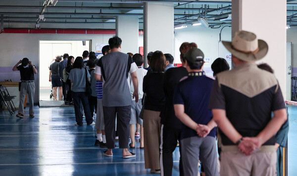 제21대 대통령 선거일인 3일 서울 서대문구의 한 아파트에 마련된 남가좌제2동 제5투표소를 찾은 유권자들이 투표를 하기 위해 줄 지어 있다. / 뉴스1