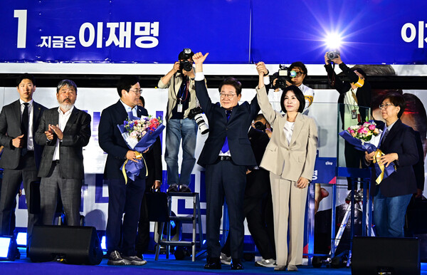 제21대 대통령 선거에서 당선이 확실해진 이재명 더불어민주당 후보가 김혜경 여사와 4일 오전 서울 여의도 국회 앞에 마련된 개표방송 야외 무대에 올라 인사하고 있다.  / 뉴스1