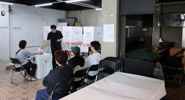 제21대 대통령 선거일인 3일 서울 서대문구 고래한입피자에 마련된 북가좌제2동 제5투표소를 찾은 유권자들이 투표하고 있다. / 뉴스1