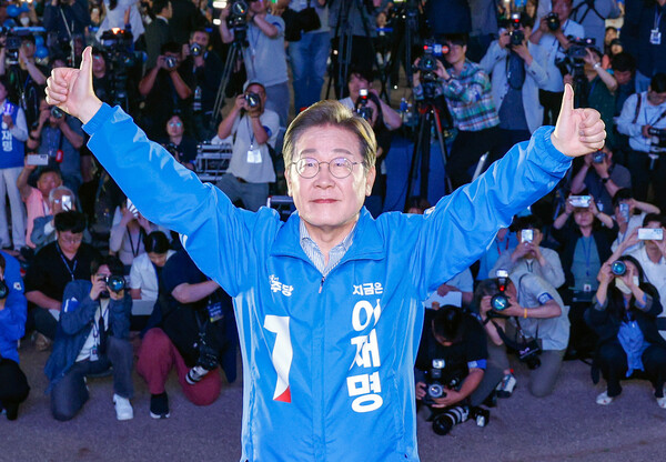이재명 더불어민주당 대통령 후보가 제21대 대통령선거를 하루 앞둔 6월 2일 오후 서울 영등포구 여의도공원에서 열린 마지막 유세에서 엄지 손가락을 치켜들고 있다. / 뉴스1