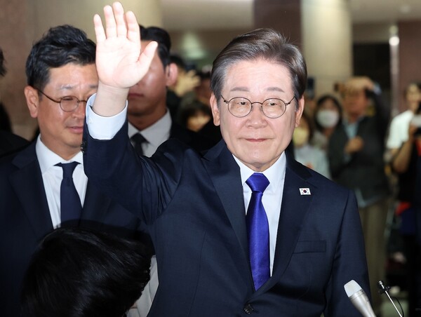 이재명 더불어민주당 대통령 후보가 3일 오후 당선이 확실시된 가운데 인천 계양구 자택을 나서고 있다. / 뉴스1