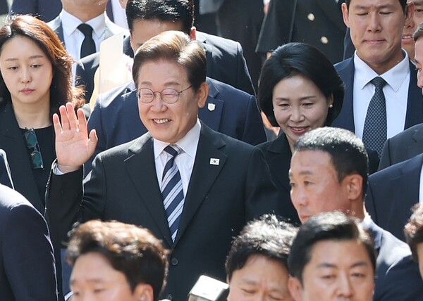 이재명 대통령과 김혜경 여사가 제21대 대통령 임기를 시작한 4일 오전 인천 계양구 자택 앞에서 열린 주민 환송 행사를 마친 후 국립서울현충원으로 향하고 있다. / 뉴스1