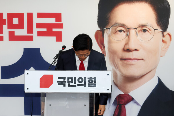 김문수 국민의힘 대통령 후보가 4일 오전 서울 여의도 중앙당사에서 제21대 대통령선거 결과에 대한 승복 입장을 밝히기 전 인사하고 있다./뉴스1