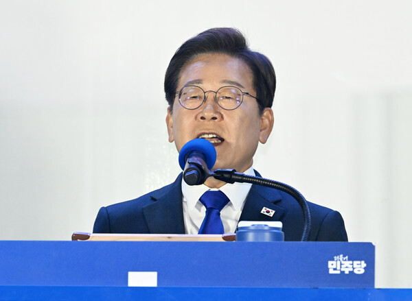 제21대 대통령 선거에서 당선이 확실해진 이재명 더불어민주당 후보가 4일 오전 서울 여의도 국회 앞에 마련된 개표방송 야외 무대에 올라 연설을 하고 있다. / 뉴스1