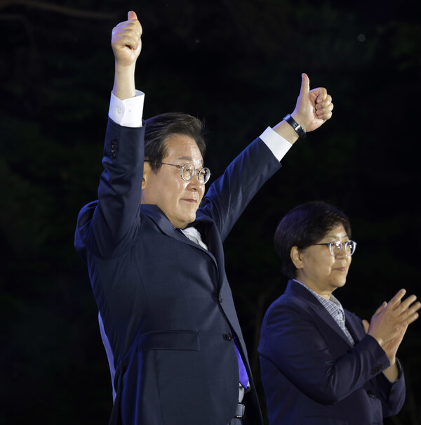 당선이 확실시된 이재명 더불어민주당 대통령 후보가 4일 서울 여의도 국회 앞에 마련된 민주당 국민개표방송시청 현장을 찾아 지지자들에게 인사하고 있다. / 뉴스1