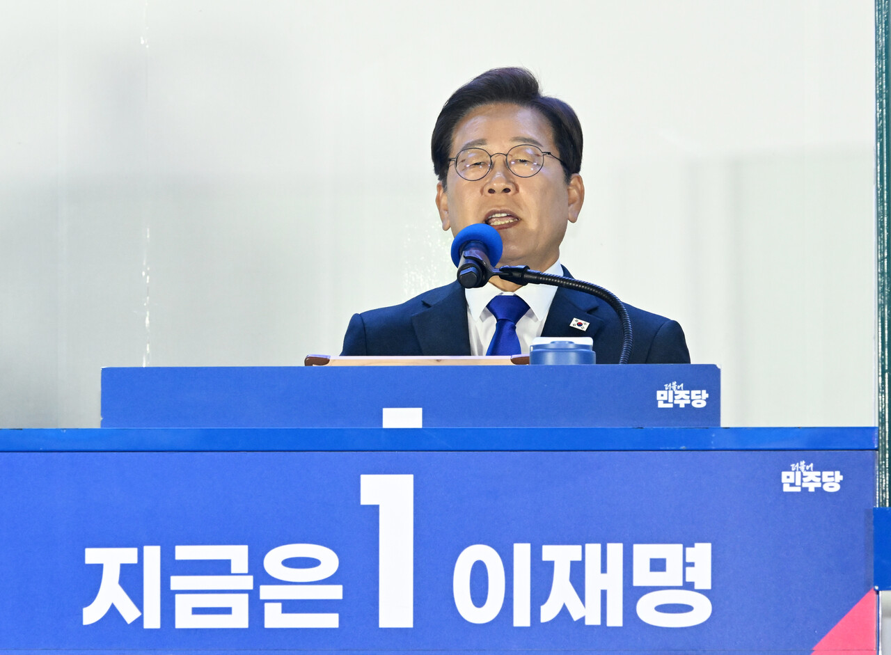 이재명 대통령이 4일 오전 서울 여의도 국회 앞에 마련된 개표방송 야외 무대에 올라 연설을 하고 있다. (공동취재) / 뉴스1