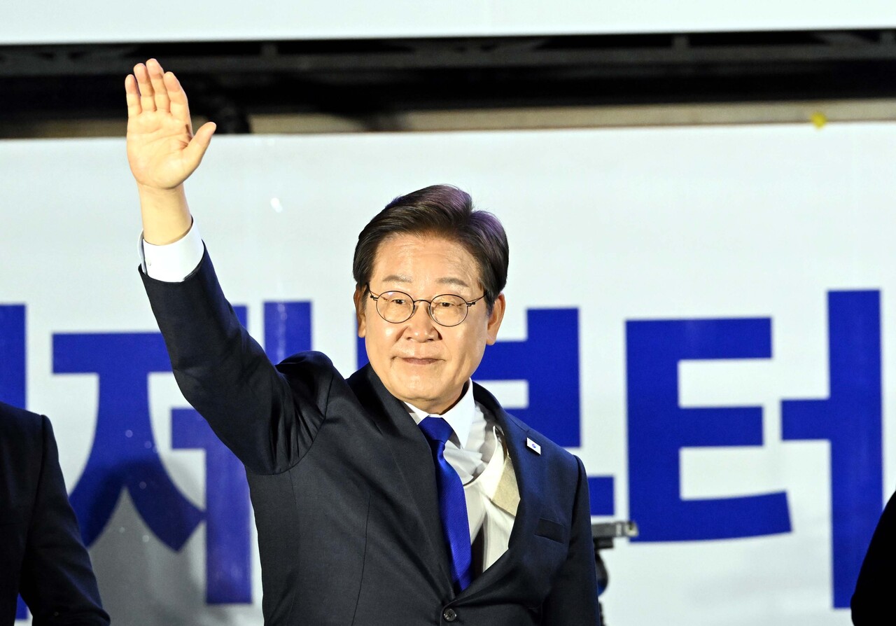 이재명 제21대 대통령 당선인이 4일 서울 여의도 국회 앞에 마련된 민주당 국민개표방송시청 현장을 찾아 지지자들에게 인사하고 있다. /뉴스1