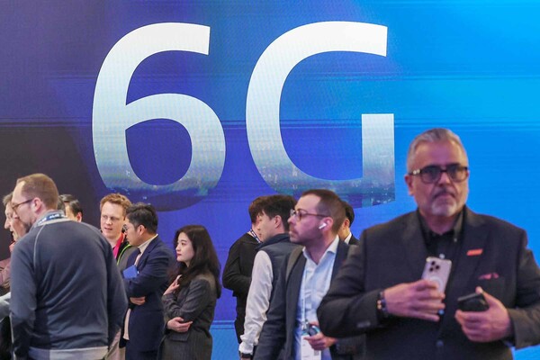 3월 4일(현지시각) 스페인 바르셀로나 피라 그란 비아 전시장에서 열린 '모바일 월드 콩그레스(MWC) 2025'를 찾은 관람객들이 미디어텍(MEDIATEK) 부스에서 6G 기술 체험을 하고 있다. / 뉴스1