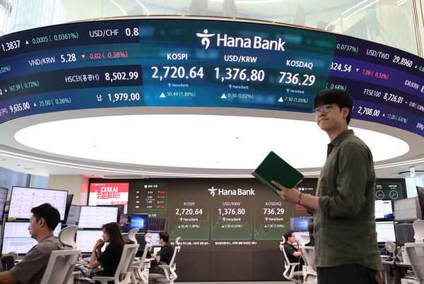 한국거래소에 따르면 4일 오전 10시 2분 기준 코스피는 전 거래일(종가 2698.97) 대비 2.25% 오른 2759.57에 거래 중이다. 지난달 29일 서울 중구 하나은행 딜링룸에 코스피, 코스닥 종가와 환율 시황이 표시되고 있다. / 뉴스1 