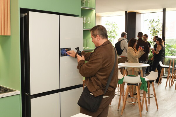 AI 홈 콘셉트 아파트 '샘스 하우스'에서 참석자들이 '비스포크 AI 가전'을 체험하고 있다. / 삼성전자