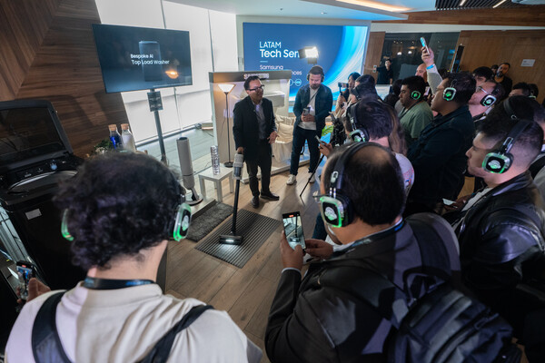 멕시코시티에서 진행된 삼성전자 '2025 중남미 테크세미나'에서 참석자들이 '비스포크 AI 가전' 신제품을 살펴보고 있다. / 삼성전자