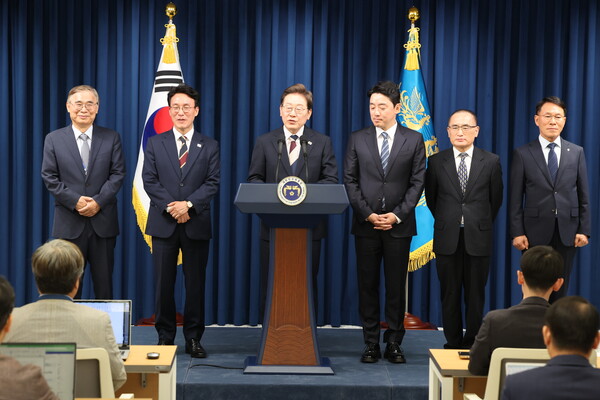이재명 대통령이 4일 서울 용산구 대통령실 청사 브리핑룸에서 국무총리와 국정원장, 대통령 비서실장 등 인선발표를 하고 있다. /뉴스1