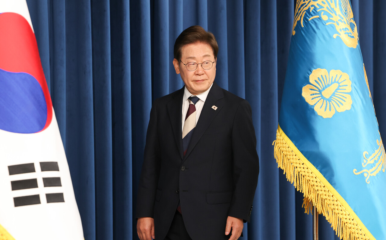 이재명 대통령이 4일 서울 용산구 대통령실 청사 브리핑룸에서 국무총리와 국정원장, 대통령 비서실장 등 인선발표를 하기 위해 입장하고 있다. / 뉴스1