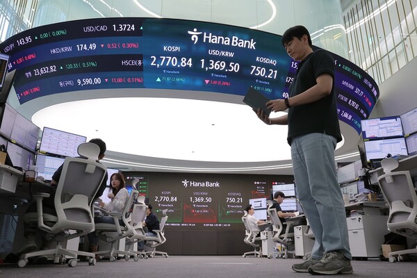 4일 오후 서울 중구 하나은행 본점 딜링룸 전광판에 증시가 표시되고 있다. / 뉴스1