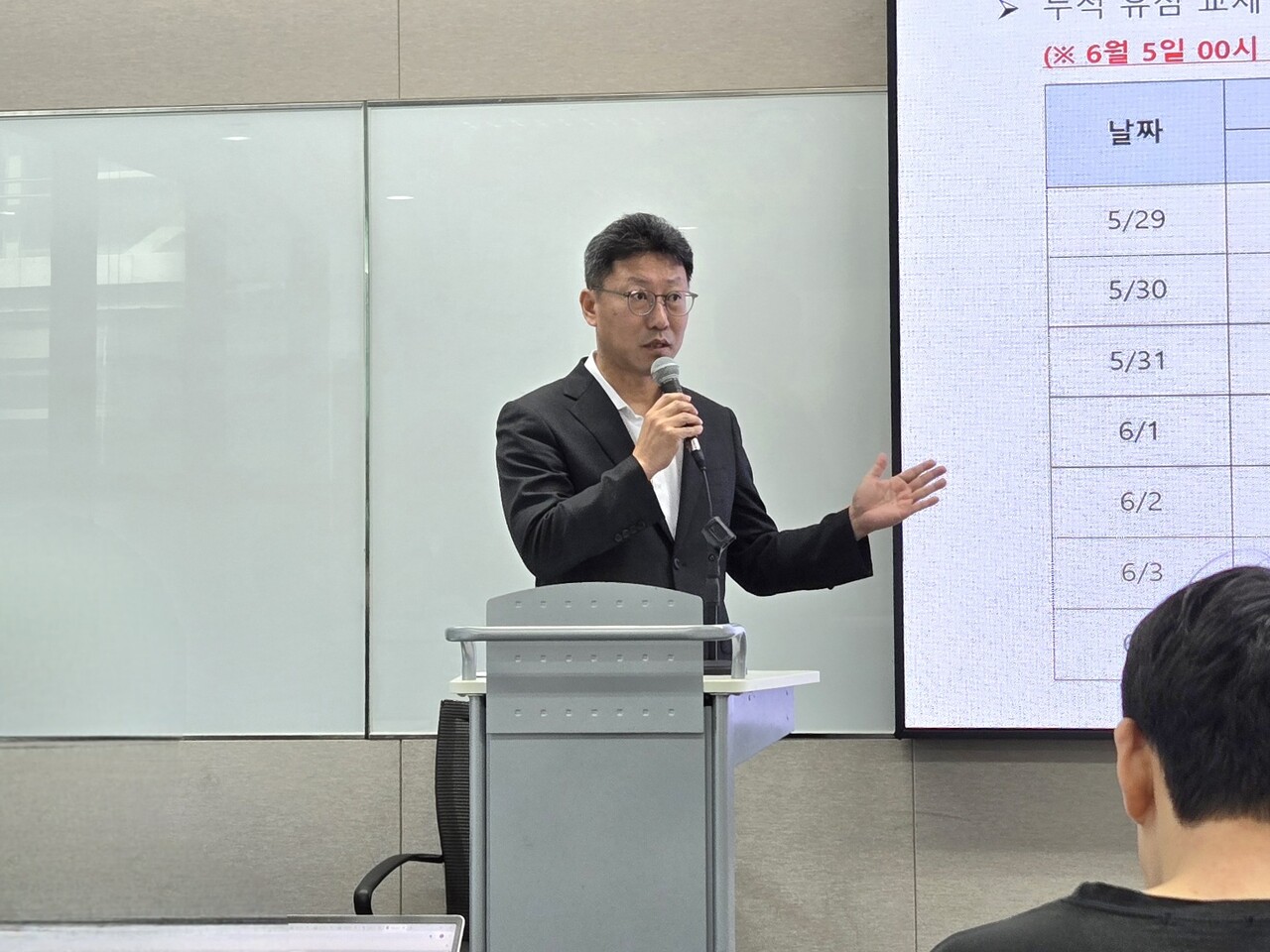 김희섭 SK텔레콤 PR센터장이 일일브리핑을 진행하고 있다. / 홍주연 기자