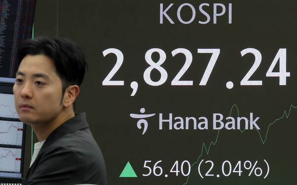 코스피가 장중 2%대 상승하며 2820선을 돌파한 5일 오전 서울 중구 하나은행 본점 딜링룸 전광판에 증시가 표시되고 있다. 장중 2800선을 뚫은 것은 지난해 7월 19일(2802.68p) 이후 약 11개월 만이다. 2025.6.5/뉴스1