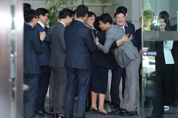 이복현 금융감독원장이 5일 오전 서울 여의도 금융감독원에서 열린 자신의 퇴임식을 마친 후 직원들과 인사하고 있다./뉴스1