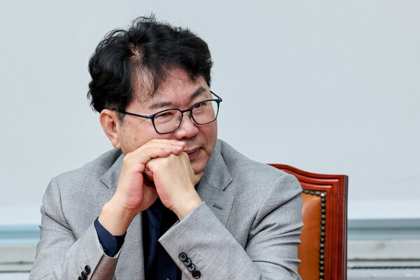 이한주 민주연구원장이 5일 오전 서울 여의도 국회에서 열린 더불어민주당 최고위원회의에 참석하고 있다. / 뉴스1