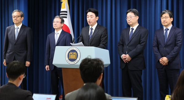 강훈식 대통령 비서실장이 6일 서울 용산구 대통령실 청사에서 수석비서관 인선 발표을 하고 있다. 왼쪽부터 문진영 사회수석, 김용범 정책실장, 강 비서실장, 하준경 경제성장수석, 류덕현 수석급 재정기획보좌관./뉴스1