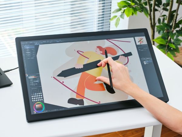 와콤이 ‘신티크’ 액정 타블렛 신제품을 출시했다.  / 와콤