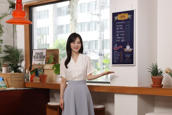 삼성전자가 디지털 종이에 잉크 기술을 적용하는 방식의 초저전력 디스플레이 '삼성 컬러 이페이퍼'를 출시한다고 8일 밝혔다. / 삼성전자