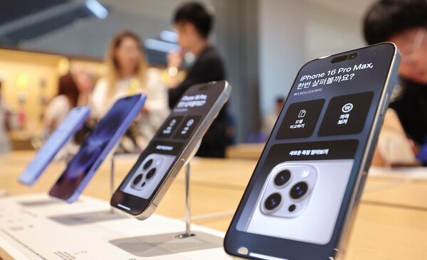 서울 중구 명동 애플스토어에서 시민들이 애플의 스마트폰 '아이폰 16시리즈'를 살펴보고 있다. / 뉴스1