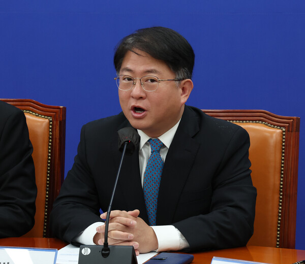 박민규 더불어민주당 원내부대표가 2024년 5월 7일 서울 여의도 국회에서 열린 원내대책회의에서 발언을 하고 있다. / 뉴스1