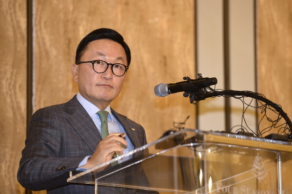 박현주 미래에셋그룹 회장이 2015년 12월 28일 서울 광화문 포시즌스 호텔에서 열린 기자간담회에서 취재진의 질문에 답변하고 있다. / 미래에셋증권