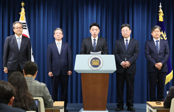 왼쪽부터 문진영 사회수석, 김용범 정책실장, 강 비서실장, 하준경 경제성장수석, 류덕현 수석급 재정기획보좌관.  / 뉴스1