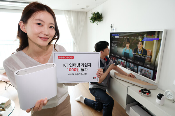 KT 초고속 인터넷 설치 기사와 고객이 ‘인터넷도 역시 KT 페스티벌’을 홍보하고 있다. / KT