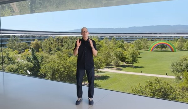 팀 쿡 애플 최고경영자(CEO)가 9일(현지시각) 미국 캘리포니아주 쿠퍼티노 본사에서 열린 '세계개발자회의(WWDC) 25'에서 인사말을 하고 있다. / 애플 유튜브