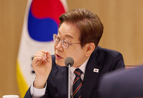 이재명 대통령이 6월 9일 서울 용산구 대통령실 청사에서 열린 비상경제점검 태스크포스(TF) 2차 회의를 주재하고 있다. / 뉴스1
