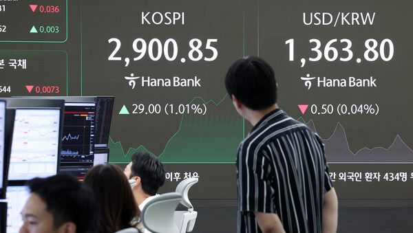 11일 오전 서울 중구 하나은행 딜링룸 전광판에 개장 시황이 나오고 있다. / 뉴스1