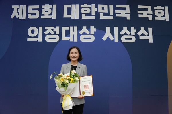 이해민 국회 과학기술정보방송통신위원회 소속 의원(조국혁신당)이 11일 국회의사당 제4회의장에서 열린 ‘제5회 대한민국 국회 의정대상’ 시상식에서 '인공지능(AI) 산업 진흥 및 인공지능 이용 등에 관한 법률안'(AI 기본법)으로 입법활동 부문 의정대상을 받고 기념촬영하고 있다. / 이해민 의원실
