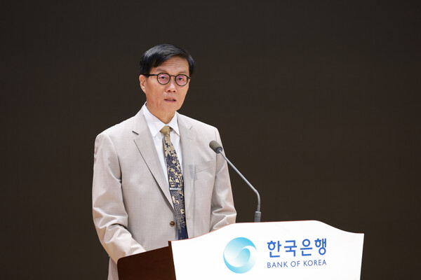 이창용 한국은행 총재가 12일 오전 서울 중구 한국은행에서 한국은행 창립 제75주년 기념사를 낭독하고 있다./한국은행