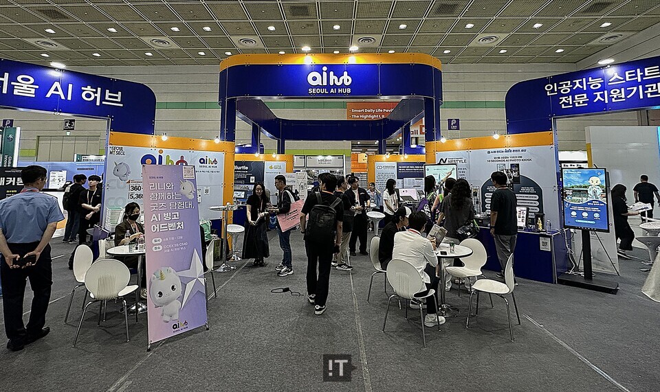 서울 코엑스에서 열리는 ‘2025 AI&빅데이터쇼’ 내 서울 AI 허브 공동부스 전경 / 김경아 기자