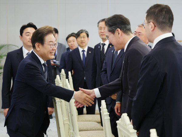 이재명 대통령이 13일 서울 용산 대통령실에서 이재용 삼성전자 회장과 악수하고 있다. / 대통령실사진기자단