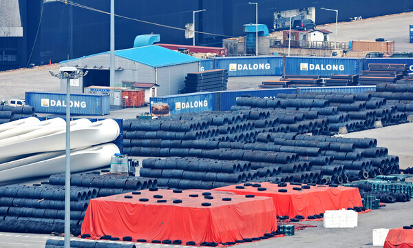 트럼프 대통령이 US스틸 매각을 허용했다. 경기 평택시 포승읍 평택항에 철강 관련 물품이 놓여져 있다./뉴스1