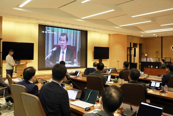 2025 SK 경영전략회의에 참여한 SK 경영진이 최종현 선대회장의 육성을 들으며 SKMS 철학과 정신을 되새기고 있다./SK