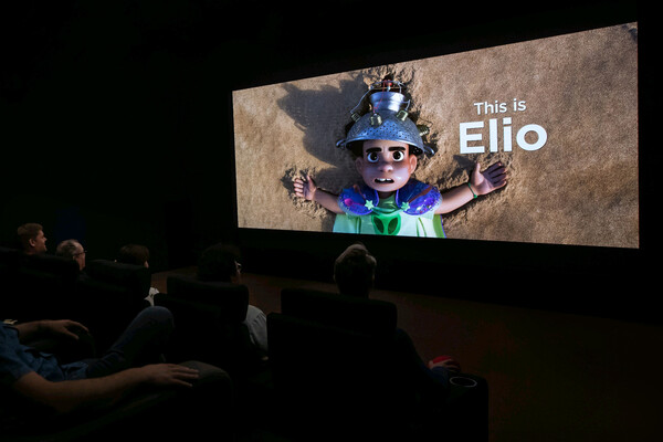삼성전자가 스페인 바르셀로나에서 열리는 유럽 최대 영화 산업 박람회 '시네유럽( 2025'에 참가해 시네마 LED 스크린 오닉스를 통해 디즈니∙픽사 신작 영화 '엘리오(Elio)'를 상영하고 있다. / 삼성전자