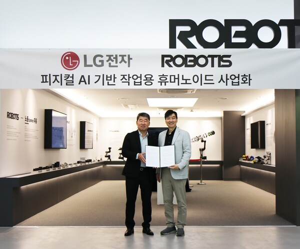 LG전자 이현욱 부사장(왼쪽)과 로보티즈 김병수 대표(오른쪽)가 기념촬영을 하고 있다. / 로보티즈
