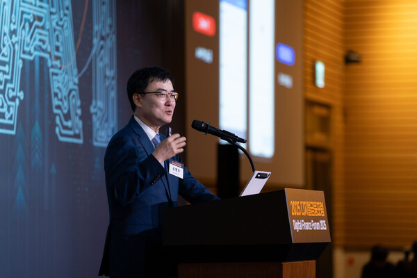 손병두(사진) 토스인사이트 대표는 17일 여의도 FKI타워에서 열린 ‘2025 디지털금융포럼’에서 ‘새로운 금융플랫폼의 미래’를 주제로 발표하며 ‘MZ세대, 초개인화, 비금융과의 융합’을 강조했다. 손 대표가 이날 주제 발표를 하고 있다. / IT조선 