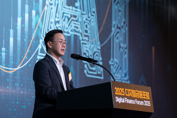 김민승(사진) 코빗리서치센터장은 17일 여의도 FKI타워에서 열린 ‘2025 디지털금융포럼’에서 '미국 중심의 디지털화폐 전략'을 주제로 발표하며 스테이블코인의 제도권 진입이 본격화될 것으로 전망했다. 김 센터장은 이날 주제 발표를 하고 있다. / IT조선