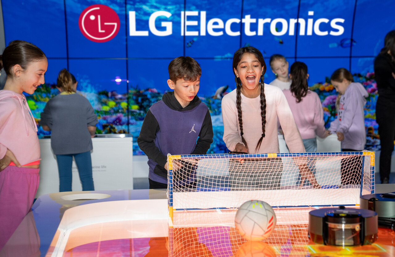 LG전자 북미법인 본사 사옥 내 과학관 'LG Inspiration Lab'을 찾은 학생들이 로봇청소기로 축구 게임을 하고 있는 모습 / LG전자