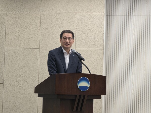 박정훈 우리금융경영연구소 소장이 18일 오전 서울 중구 우리은행 본점에서 열린 기자간담회에서 설명하고 있다/한재희 기자