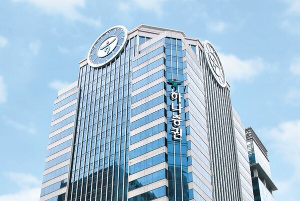 하나증권은 19일 우리투자증권과 증권업무 차세대 시스템 소프트웨어 저작권 판매를 위한 업무협약을 체결했다. / 하나증권