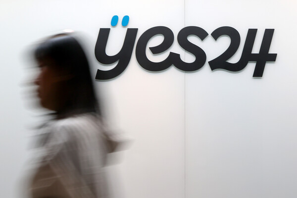 Employees come and go at Yes24 headquarters in Yeongdeungpo-gu, Seoul, June 13. / News 1