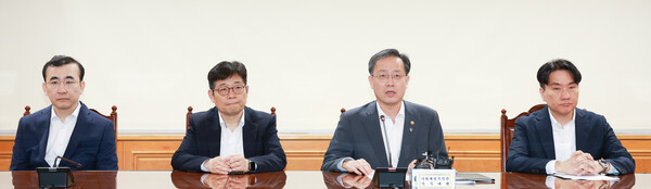 이형일 기재부 장관 직무대행 1차관이 19일 서울 중구 은행회관에서 열린 거시경제금융회의에서 참석자들과 촬영을 하고 있다. 왼쪽부터 이세훈 금융감독원장 대행, 유상대 한국은행 부총재, 이형일 대행, 이형주 금융위원회 상임위원./한국은행