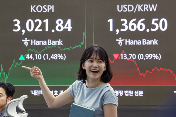 21일 한국거래소에 따르면 코스피 PBR은 전날 기준 1.02배로 집계됐다.  코스피 PBR이 1.00배를 넘어선 건 지난해 8월 1일 이후 약 11개월 만이다.  20일 오후 서울 중구 하나은행 딜링룸 전광판에 코스피와 원화 대비 달러화 환율이 나타나고 있다. / 뉴스1