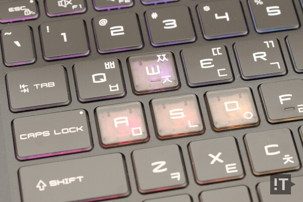 ‘WASD’ 키는 투명 키캡으로 처리한 점이 독특하다. / 권용만 기자